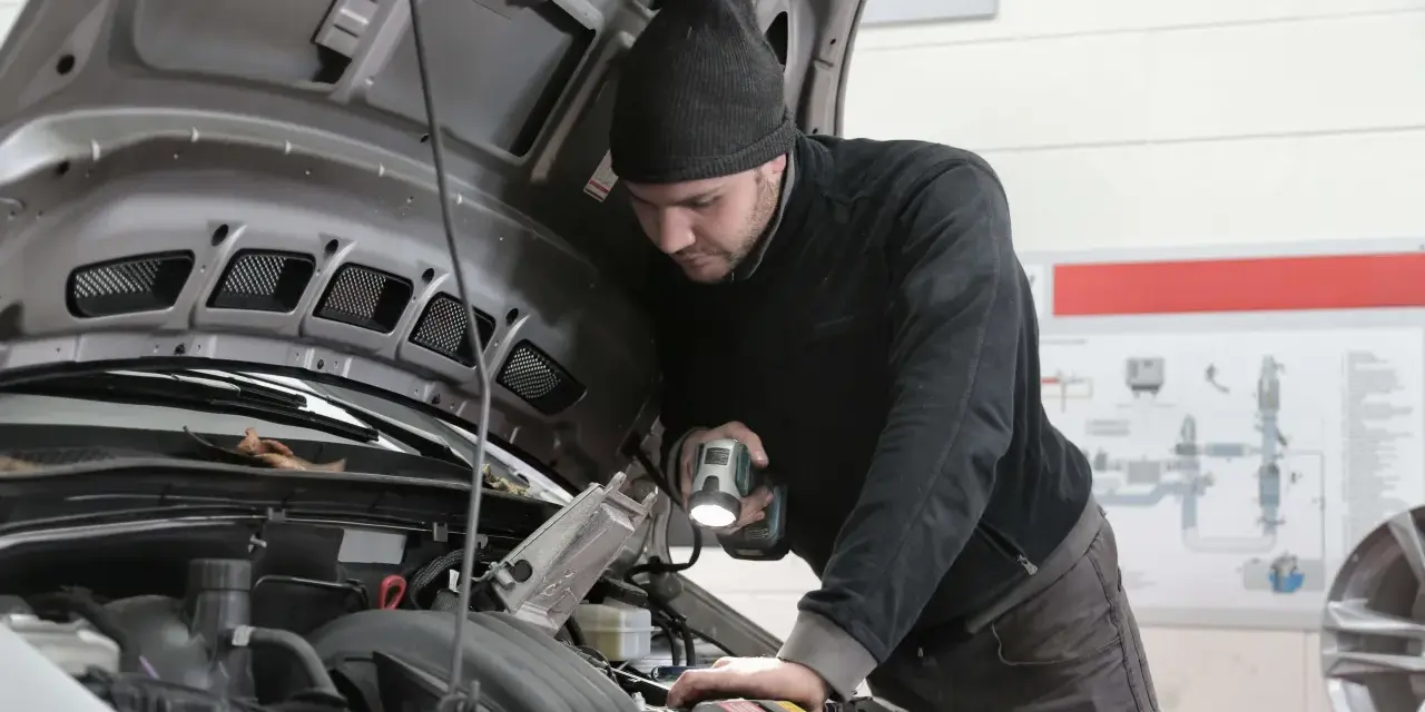 Mechanik bada silnik, szukając objawów uszkodzenia przegubu zewnętrznego.