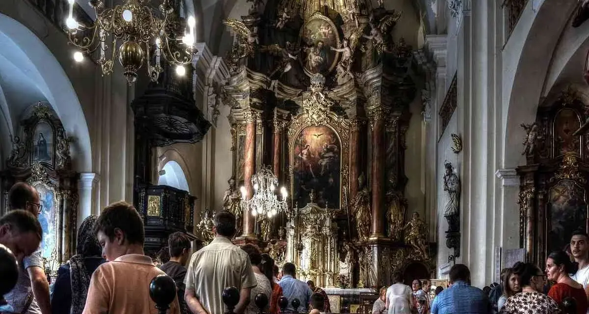 Wnętrze kościoła z bogato zdobionym ołtarzem. Ludzie siedzą w ławkach, słuchając kazania. Czy to czas na gorzkie żale?