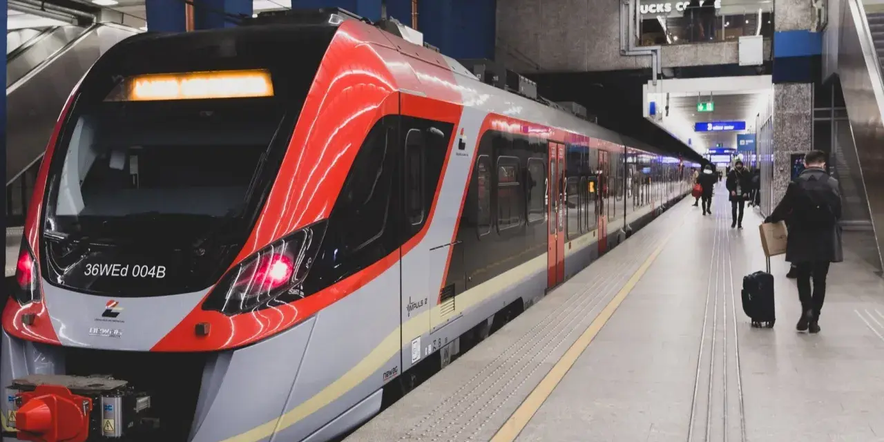 Nowoczesny pociąg na peronie. Marzysz o podróżach? Kto wie, może kiedyś będą darmowe pociągi!