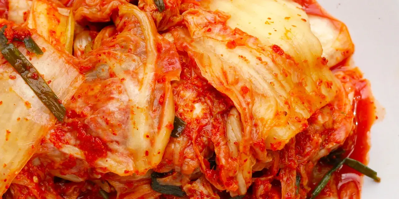 Kimchi: Co to jest? Smak, zdrowie i przepisy na koreańską kiszonkę