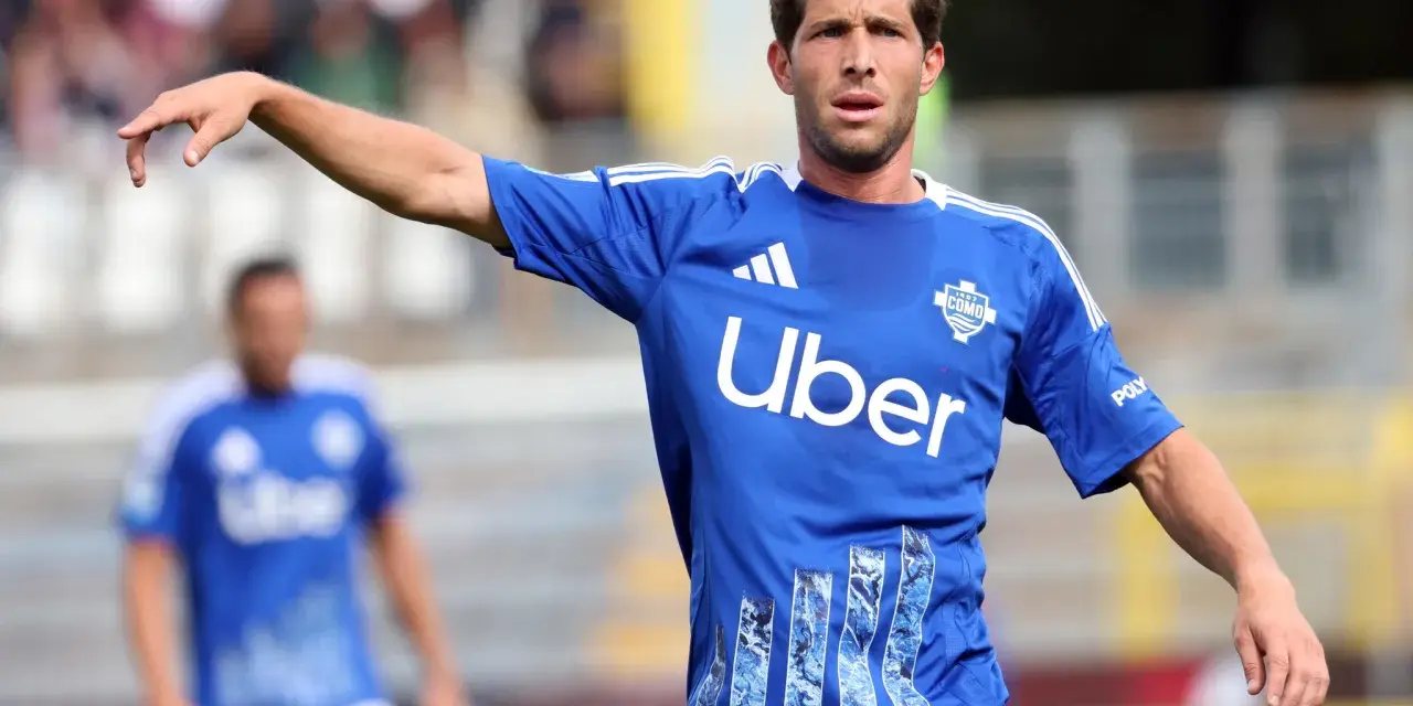 Sergi Roberto, con camiseta azul del Como, señala con el dedo en un partido.