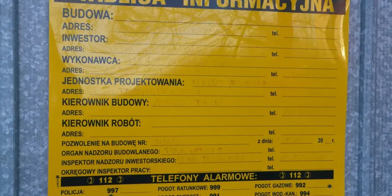 Tablica informacyjna budowy, gdzie można znaleźć dane o pozwoleniach na budowę domu, wykonawcach i numerach alarmowych.