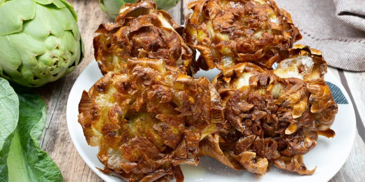 Un piatto di croccanti carciofi alla giudia, dorati e salati, pronti per essere gustati.