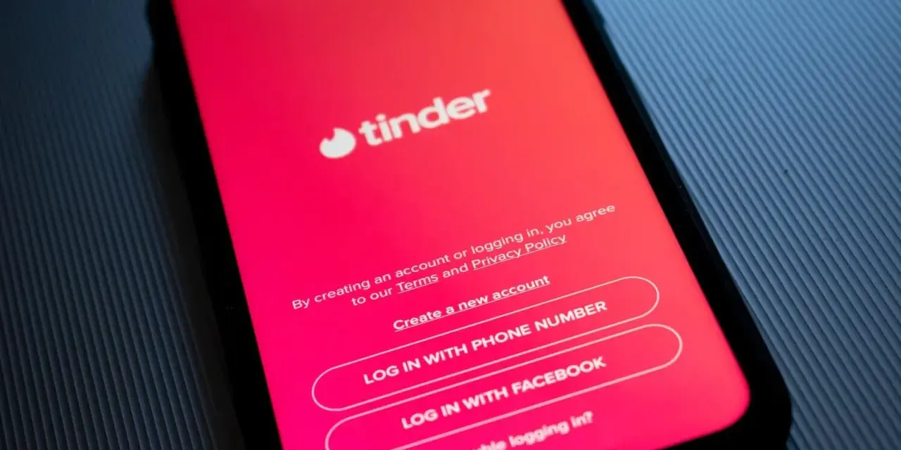 Ekran logowania Tindera. Chcesz wiedzieć, jak pisać na Tinderze? Zacznij od stworzenia konta.