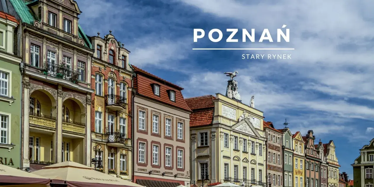 Kolorowe kamienice na Starym Rynku w Poznaniu, z widocznym napisem "POZNAŃ STARY RYNEK".