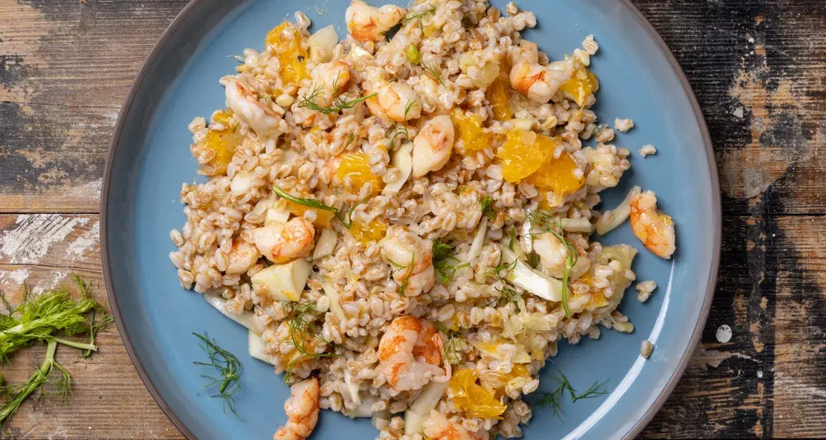 Insalata fredda di farro con gamberi, arancia e finocchio, un'idea fresca e gustosa per le tue ricette fredde.