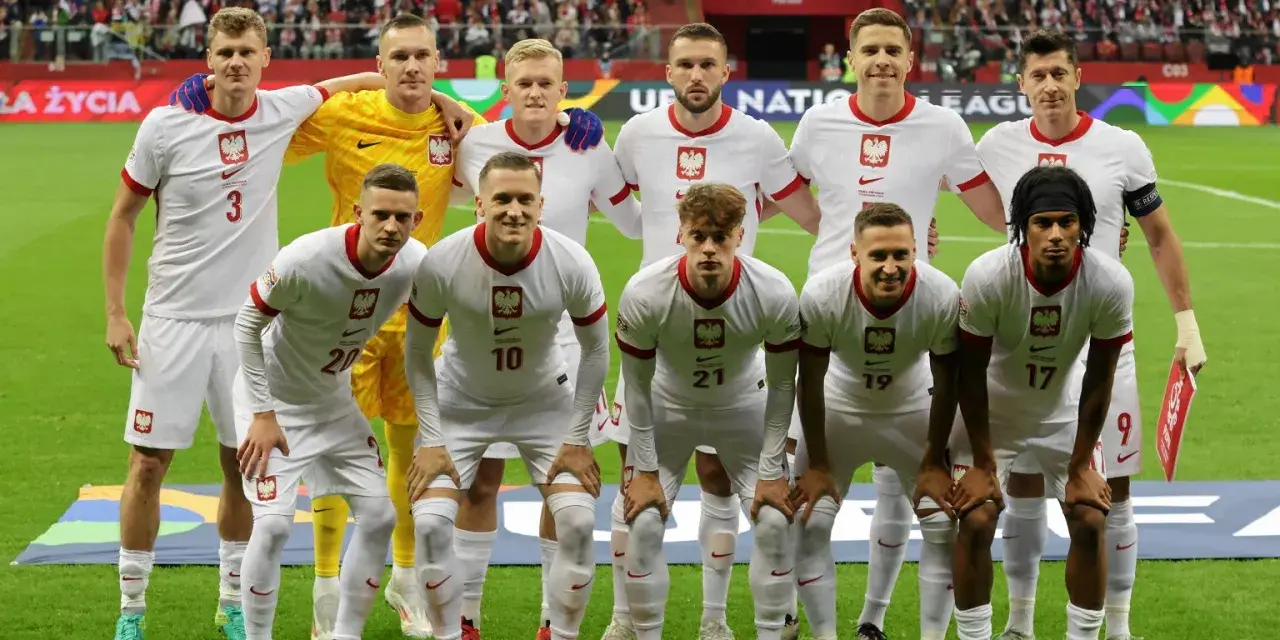 Piłkarze reprezentacji Polski w białych strojach, gotowi do gry. Wszyscy z orzełkiem na piersi, czekają na dobry wynik Polska.