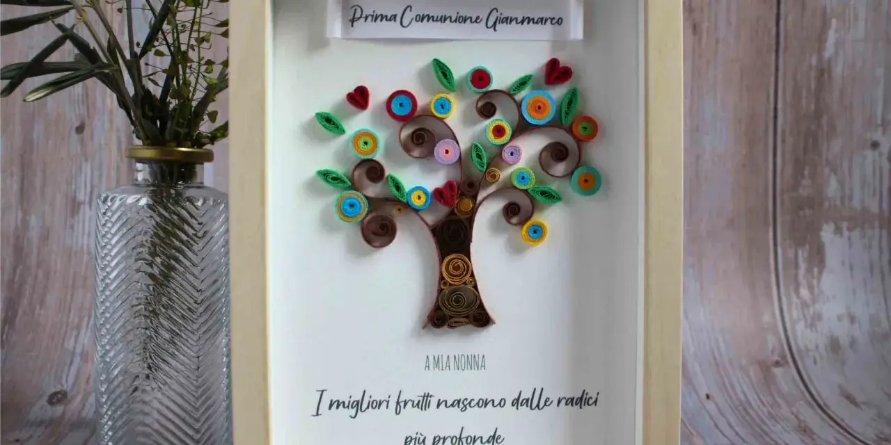 Albero di quilling colorato, con la scritta "Prima Comunione Gianmarco" e la dedica "I migliori frutti nascono dalle radici più profonde".