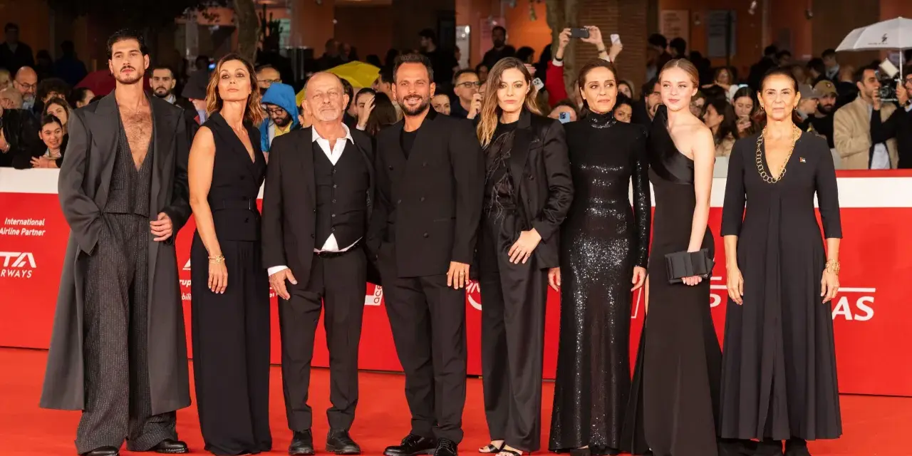 Un cast elegante su un red carpet. Avestrana qui non è Hollywood, ma l'eleganza è palpabile.