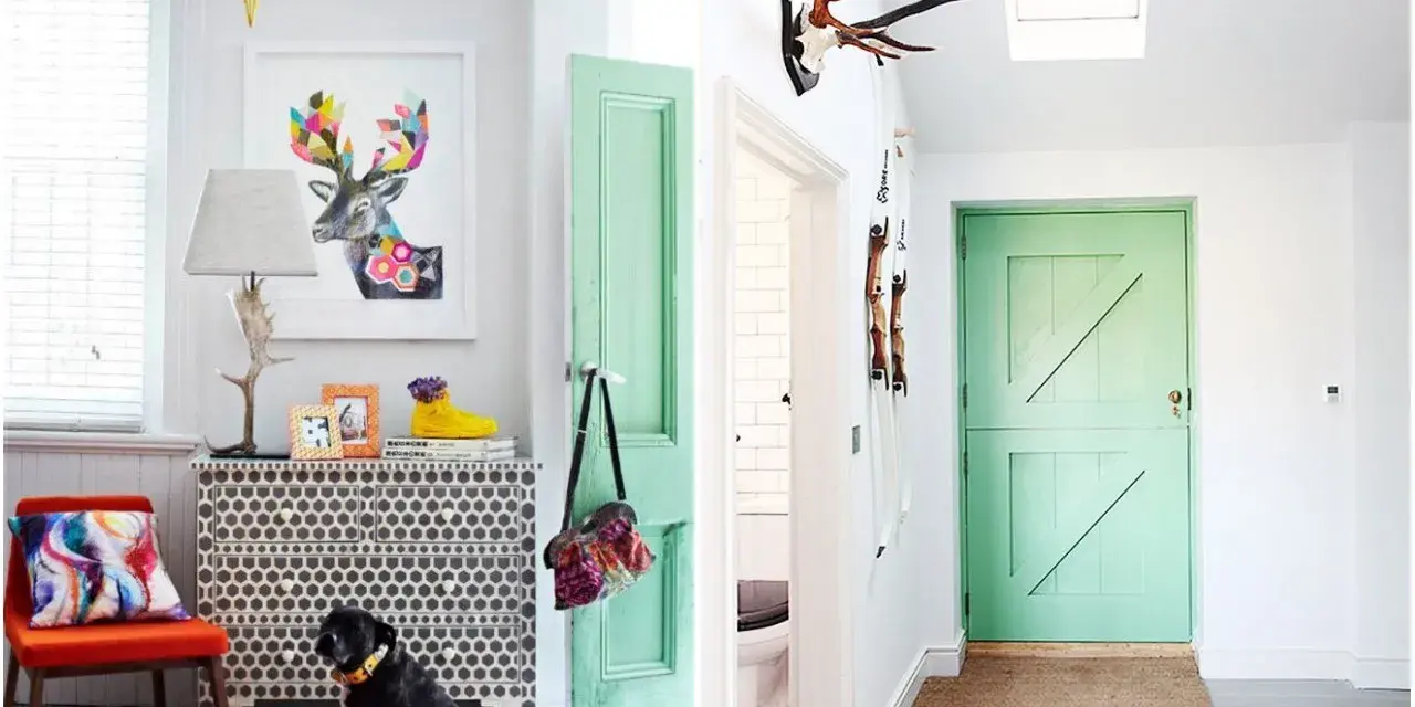 Puertas pintadas con chalk paint, un estilo que da vida a los espacios. Un perro negro y un ciervo colorido completan la escena.