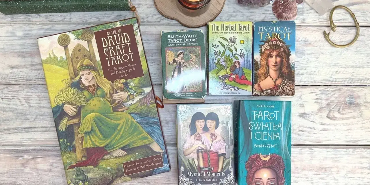 Różne rodzaje kart tarota: Druid Craft Tarot, Smith-Waite, Herbal Tarot, Mystical Tarot, Tarot of Mystical Moments, Tarot Światła i Cienia.