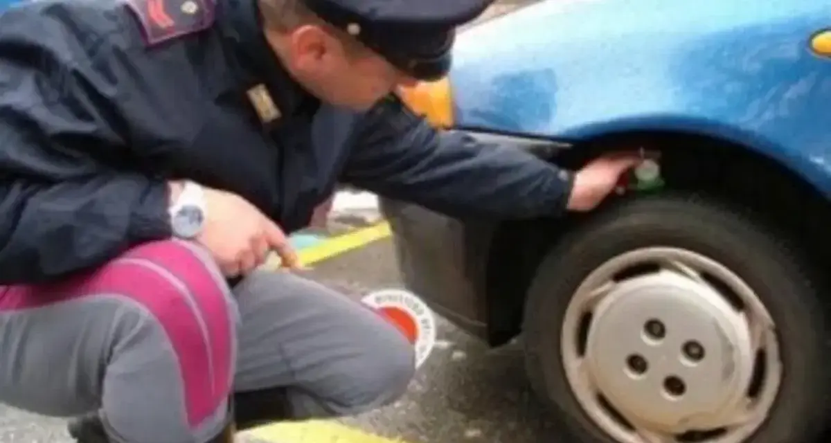 Agente controlla gomme diverse su 4x4, forse per un controllo di routine o per una multa.