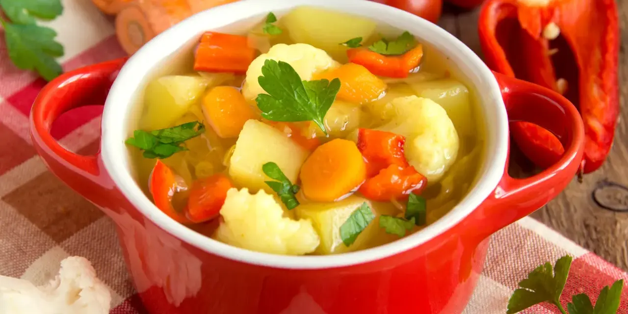 Aksamitna zupa jarzynowa kcal, pełna marchewki, ziemniaków i kalafiora, z dodatkiem papryki i natki pietruszki.