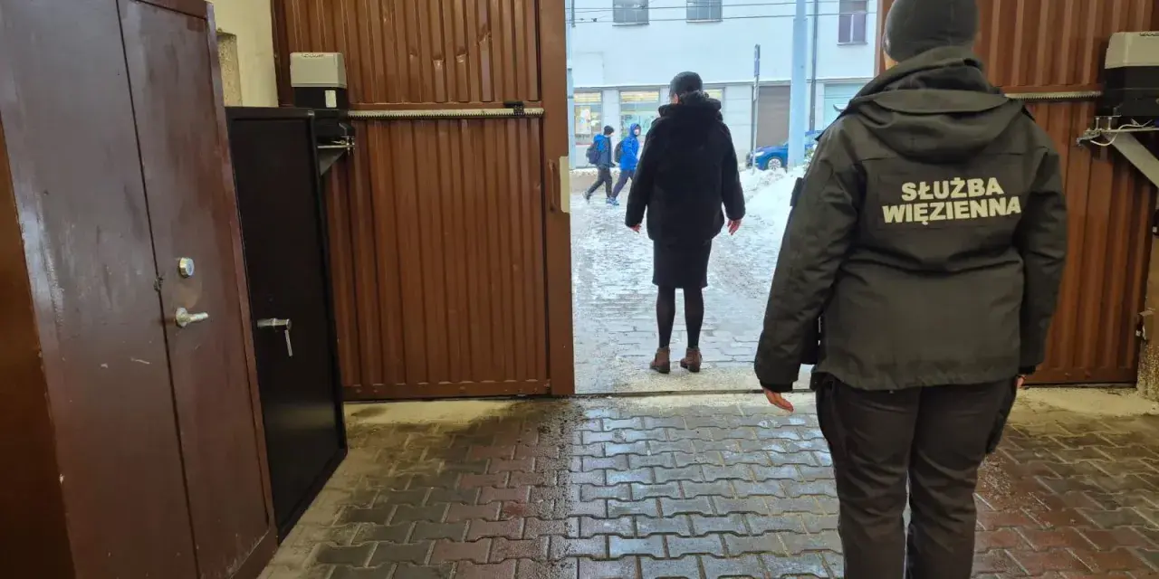 Strażniczka Służby Więziennej obserwuje wyjście na wolność. Nowy początek, nowe życie po wyjściu z więzienia.