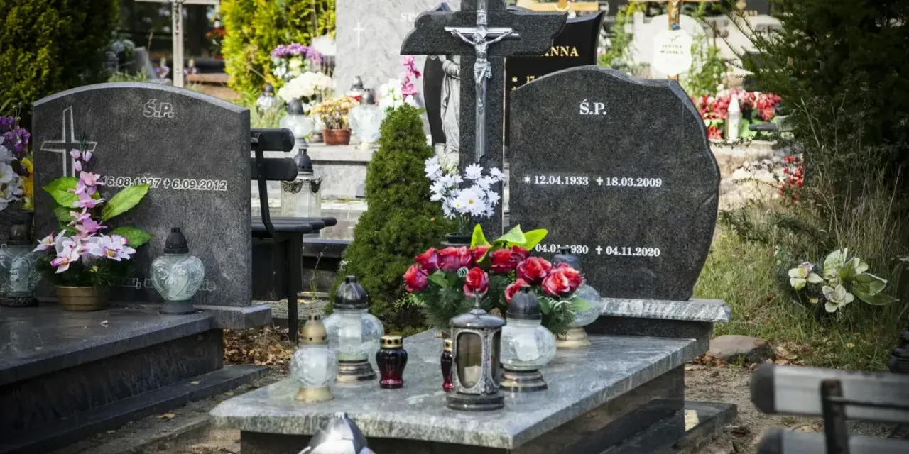 Ile kosztuje krzyż na cmentarz? Sprawdź ceny i porady