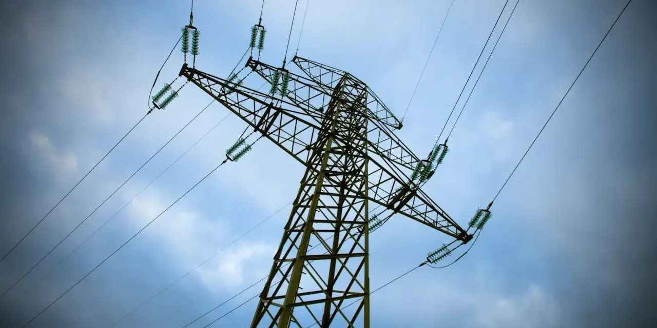 Wysoki słup energetyczny z przewodami, przypominający o taryfie g12n.