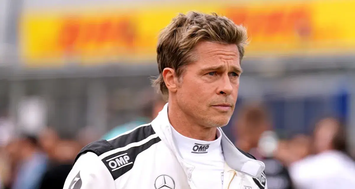 Brad Pitt w stroju kierowcy wyścigowego, jak z jego filmów.