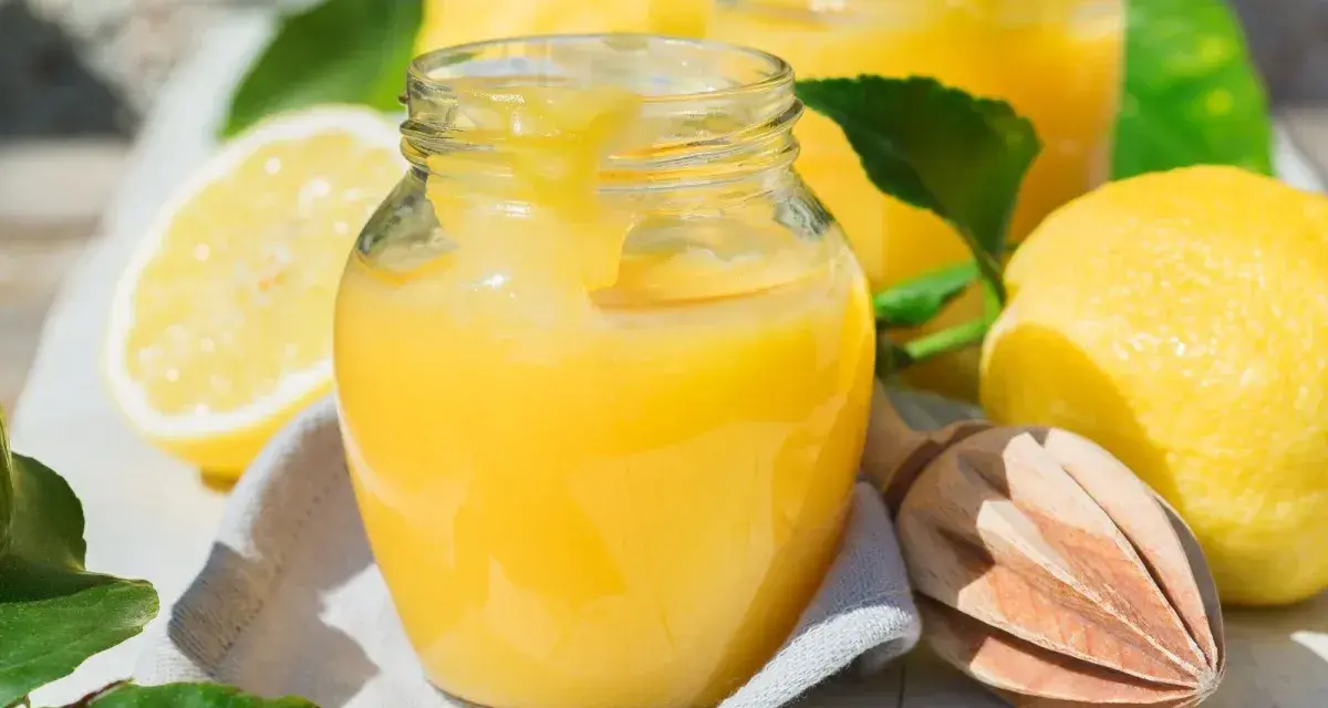 Un pot de lemon curd onctueux, prêt à être dégusté. Une recette simple pour un délice acidulé.