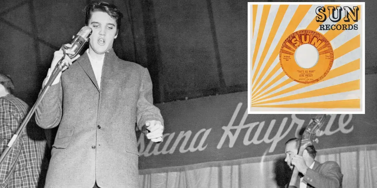 Junger Elvis Presley singt ins Mikrofon, daneben eine Sun Records Single mit "That's All Right".
