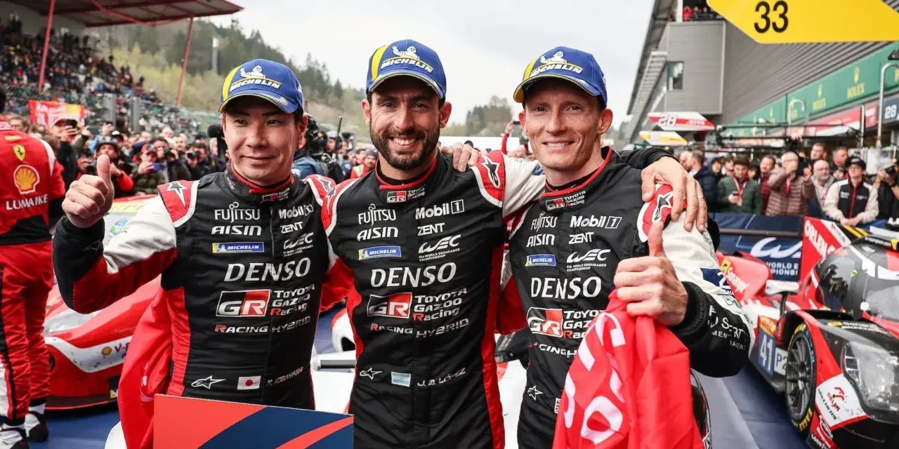 José María López y sus compañeros celebran una victoria en el WEC. El equipo Toyota Gazoo Racing muestra su orgullo.