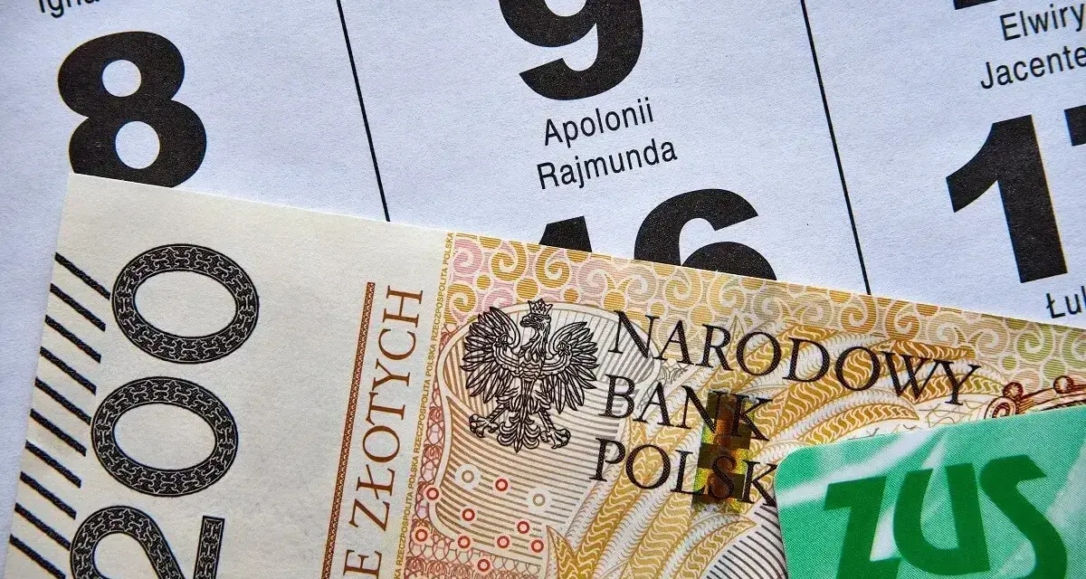 200 zł i zielona karta ZUS na tle kalendarza z datami. Może to być numer świadczenia ZUS.