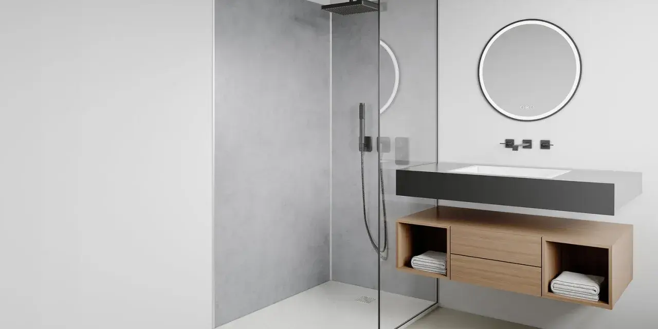 Salle de bain moderne avec douche à l'italienne, receveur discret, meuble vasque suspendu en bois et miroir lumineux.