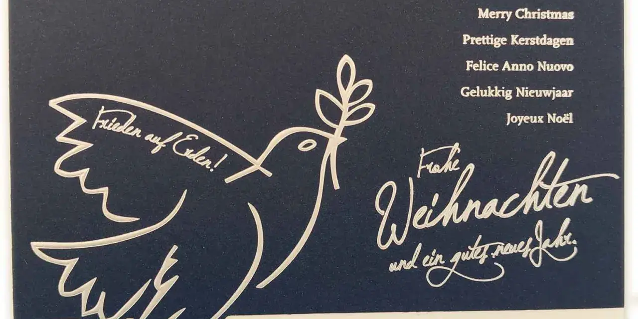 Frieden auf Erden! Eine Friedenstaube trägt die weihnachtsbotschaft. Frohe Weihnachten und ein gutes neues Jahr.