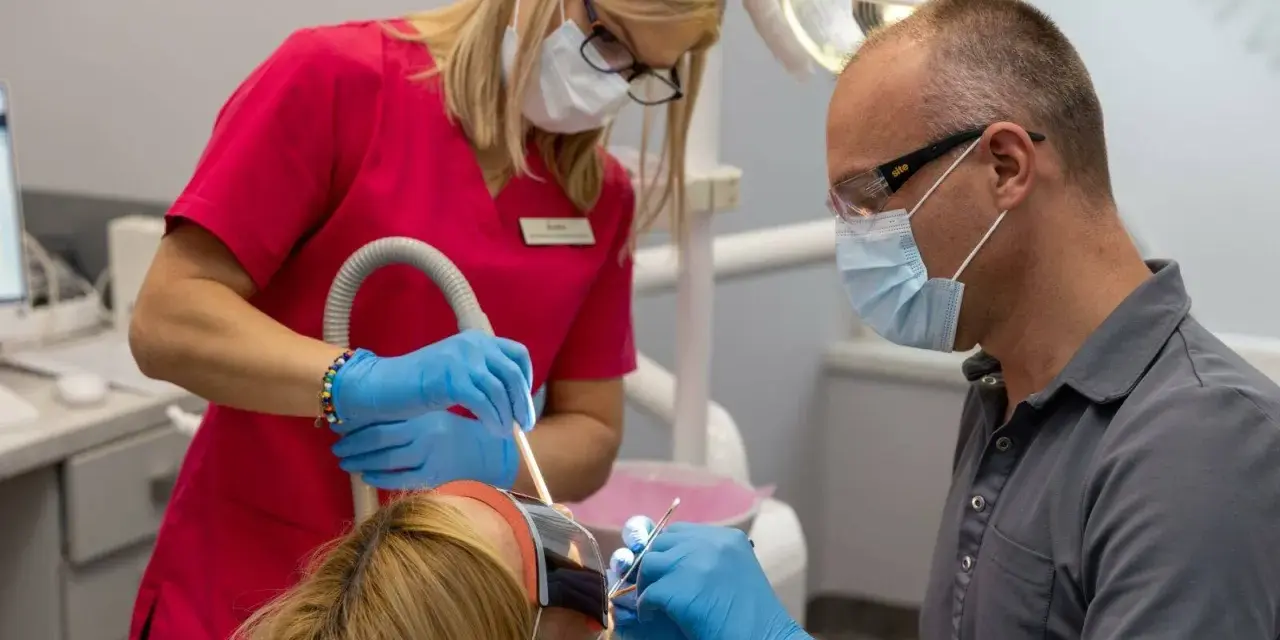 Palenie po dentyście: Jak długo czekać, by uniknąć powikłań?