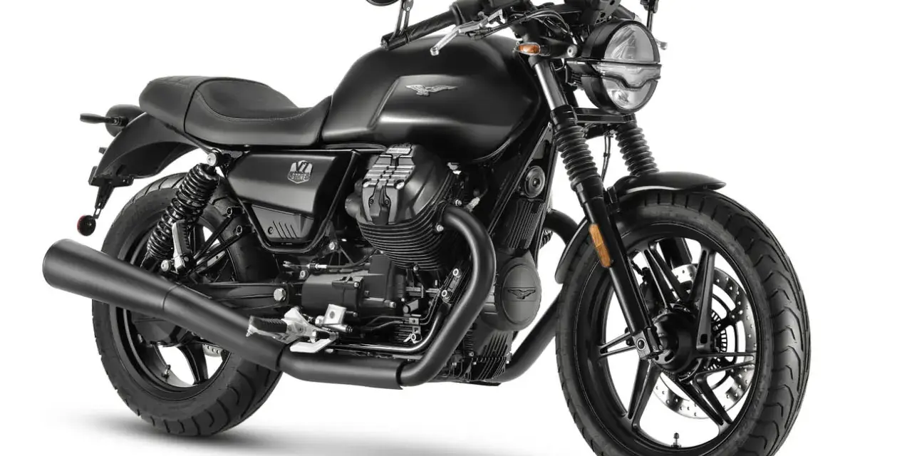 Czarny motocykl Moto Guzzi V7 Stone. Klasyczny design, mocny silnik V-twin. Poznaj moto guzzi v7 dane techniczne.