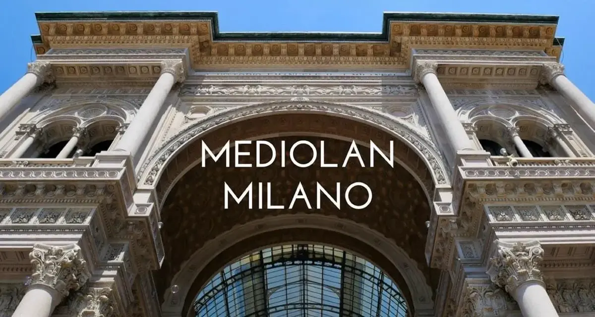 Elegancka fasada Galleria Vittorio Emanuele II w Mediolanie z napisem "MEDIO LAN MILANO".