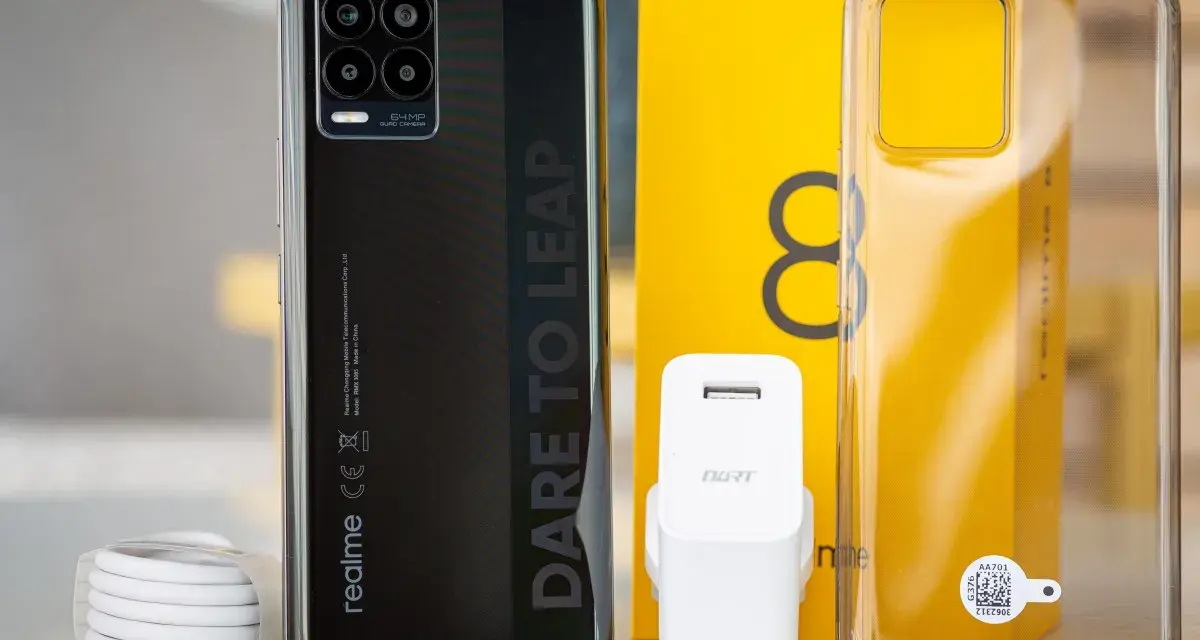 Zestaw z telefonem realme 8: czarny smartfon, ładowarka, kabel i przezroczyste etui.
