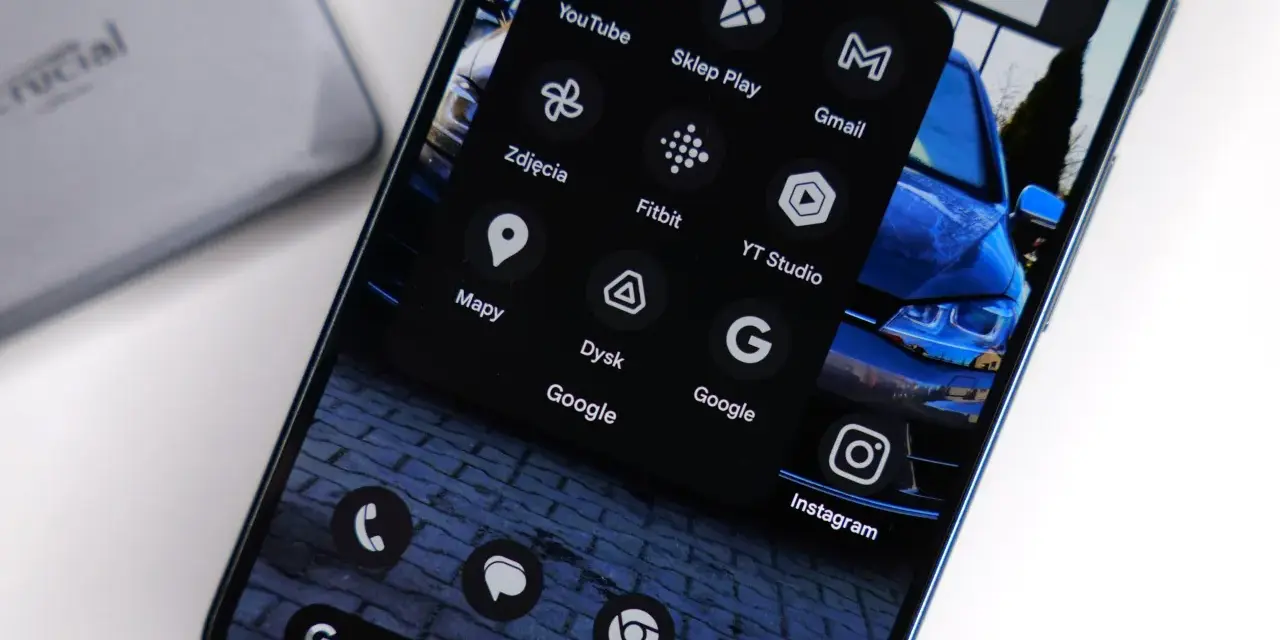 Na ekranie smartfona widać menu z ikonami aplikacji, w tym YouTube, Sklep Play, Gmail, Zdjęcia, Fitbit, Mapy, Dysk Google, Instagram. To przykład nowoczesnej sztuczna inteligencja aplikacja.