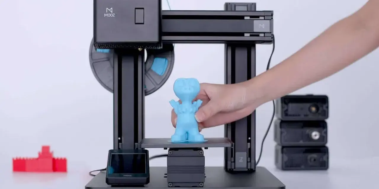 Drukarka 3D MOOZ tworzy niebieską figurkę. Zastanawiasz się, ile prądu zużywa drukarka 3D?