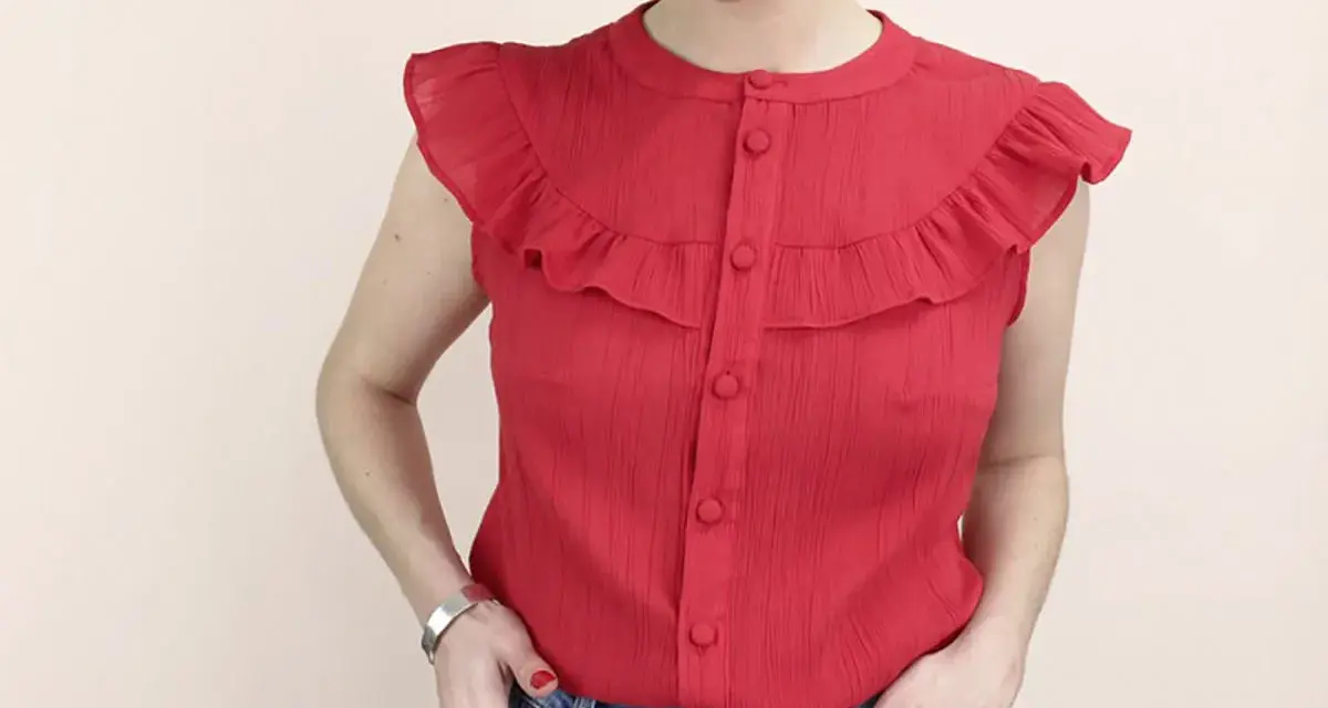 Chemise rouge à volants sur les épaules, inspirée d'un patron manche volant. Un style féminin et tendance.