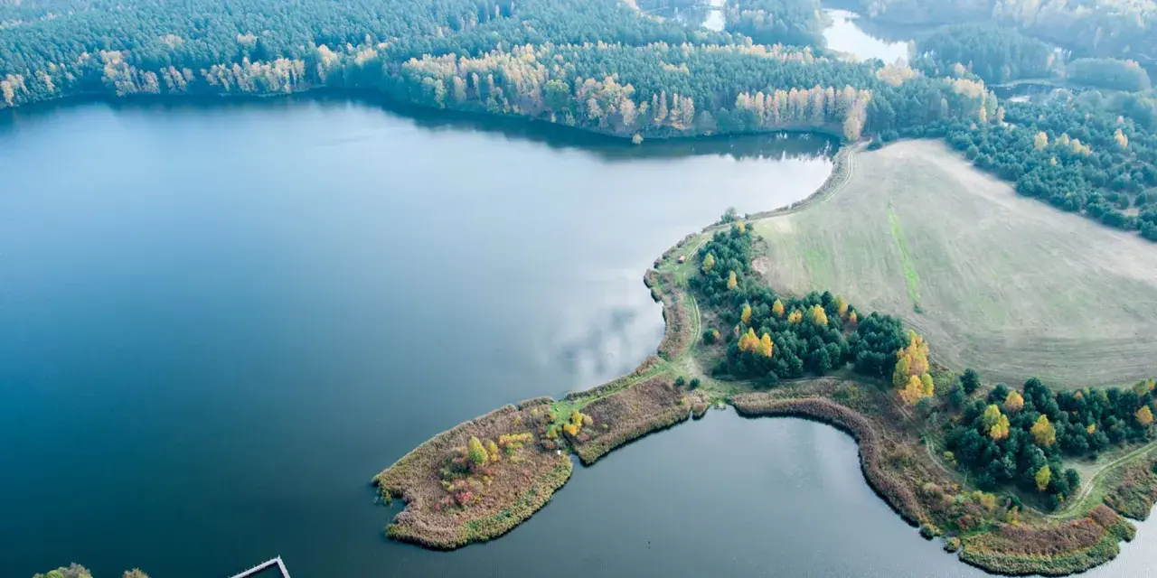 Malownicze jeziora i lasy, gdzie leżą Bory Tucholskie, jesienią zachwycają feerią barw. Widok z lotu ptaka.