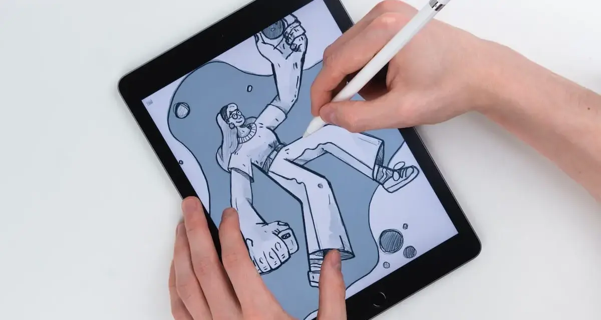 Ręce tworzą rysunek na iPadzie, używając Apple Pencil. Stylizowane postacie unoszą się w abstrakcyjnym tle.