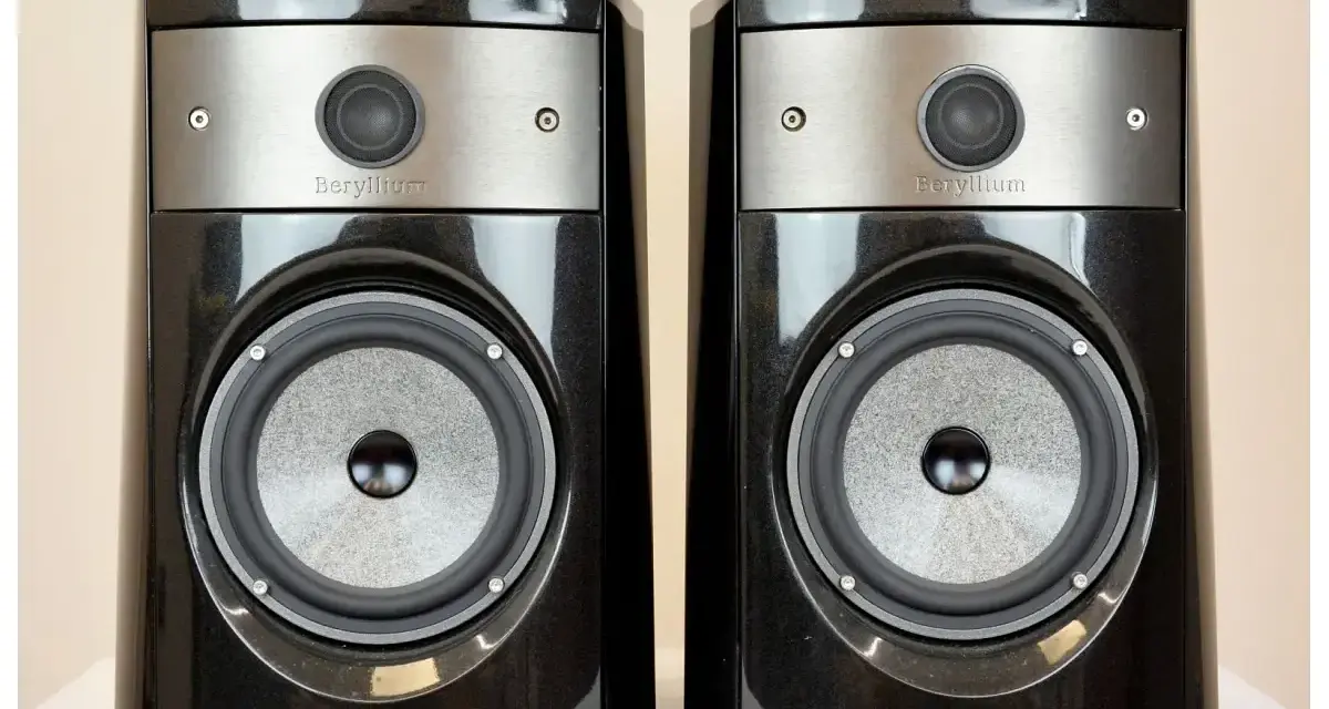 Para Focal Electra 1008 BE, błyszczące czarne obudowy, głośnik wysokotonowy z napisem Beryllium i duży głośnik nisko-średniotonowy.