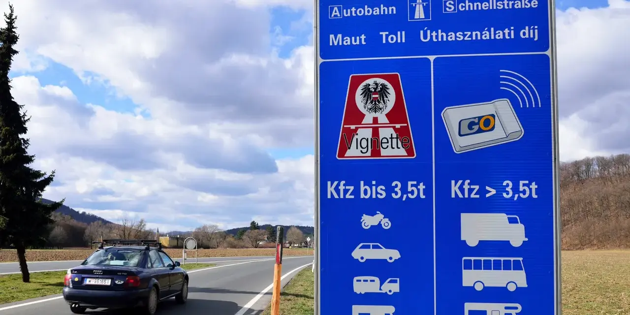 Znak drogowy w Austrii informuje o opłatach za autostrady i drogi szybkiego ruchu. Sprawdź e-winieta Austria cena dla pojazdów do i powyżej 3,5t.