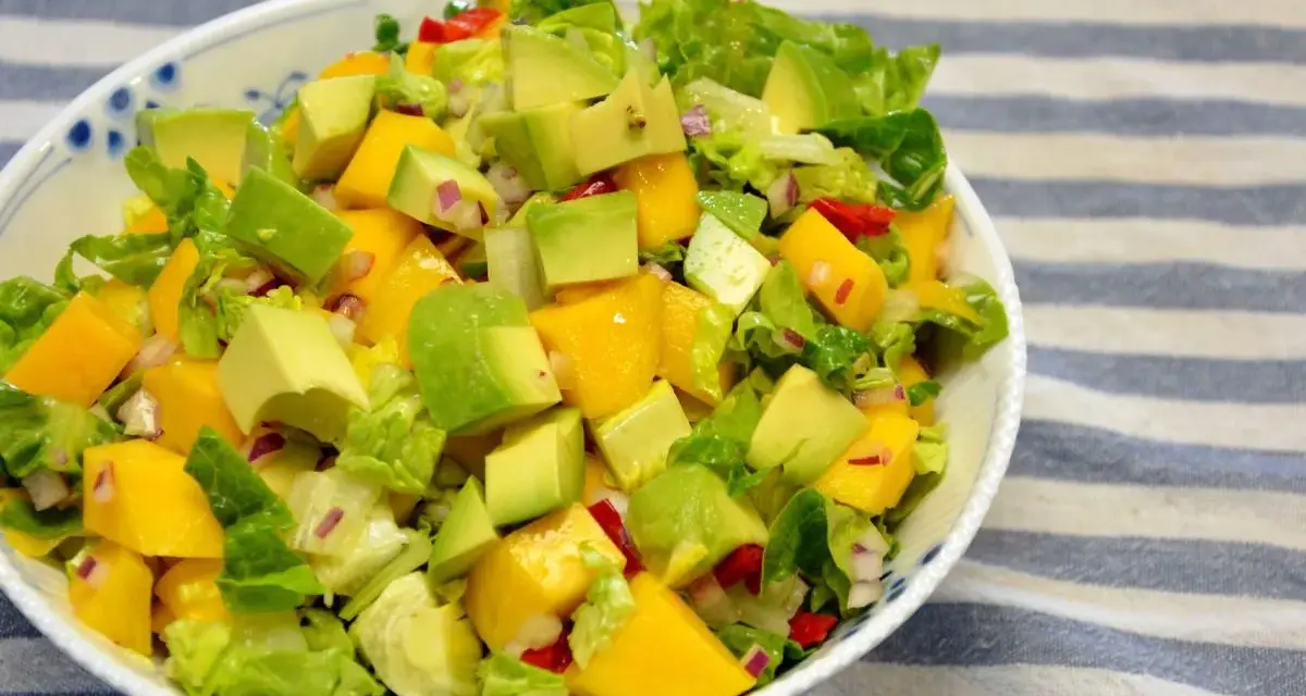 Sałatka z mango, awokado i sałatą. Idealna na lato, gdy zastanawiasz się, mango co zrobić.