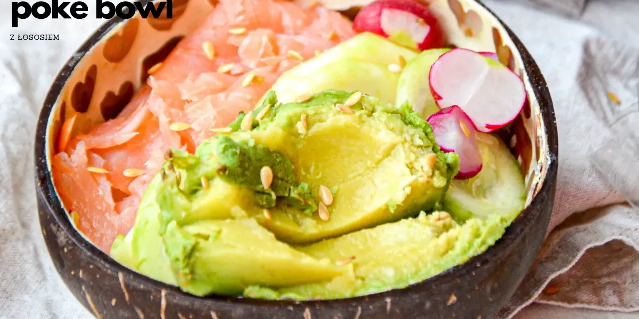 Pyszne poke bowls z łososiem, awokado, rzodkiewką i ogórkiem, posypane sezamem.