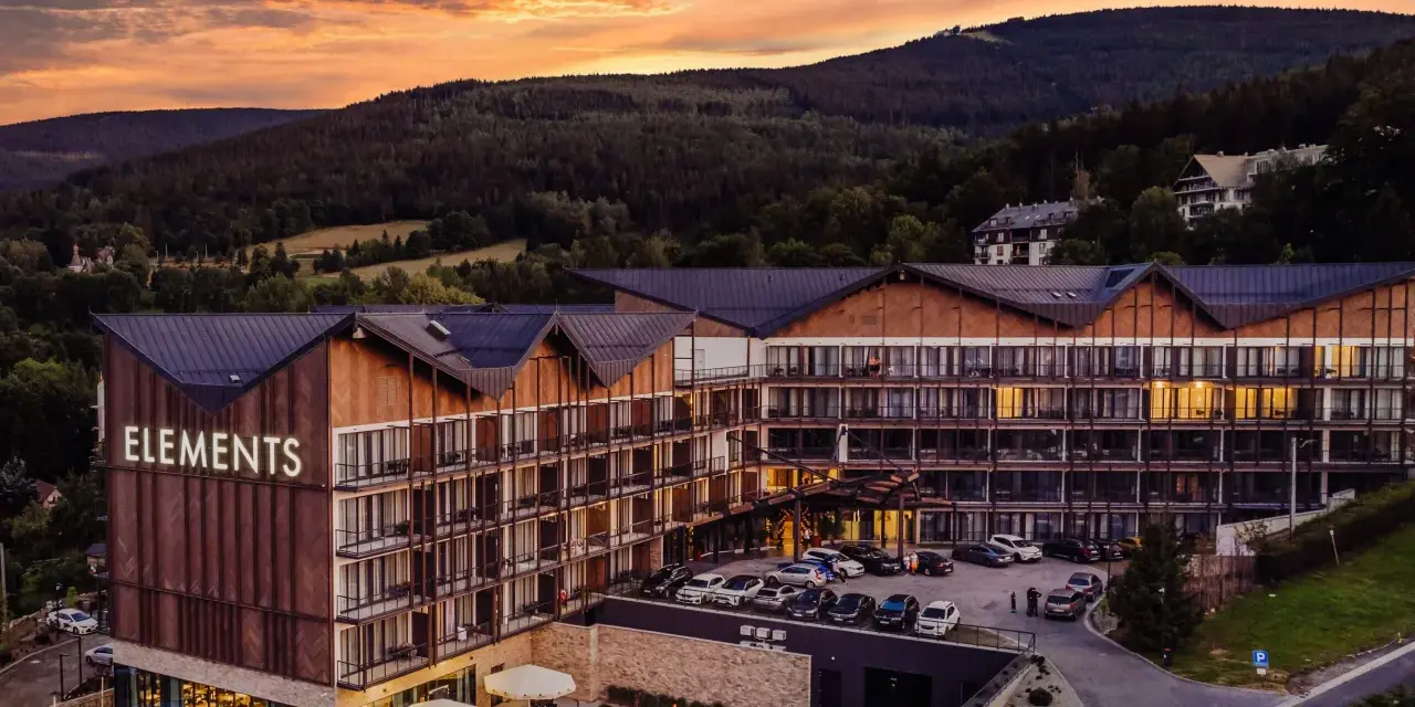 Nowoczesny hotel Elements, jeden z najlepszych hoteli pięciogwiazdkowych w Polsce, otoczony malowniczymi górami o zachodzie słońca.