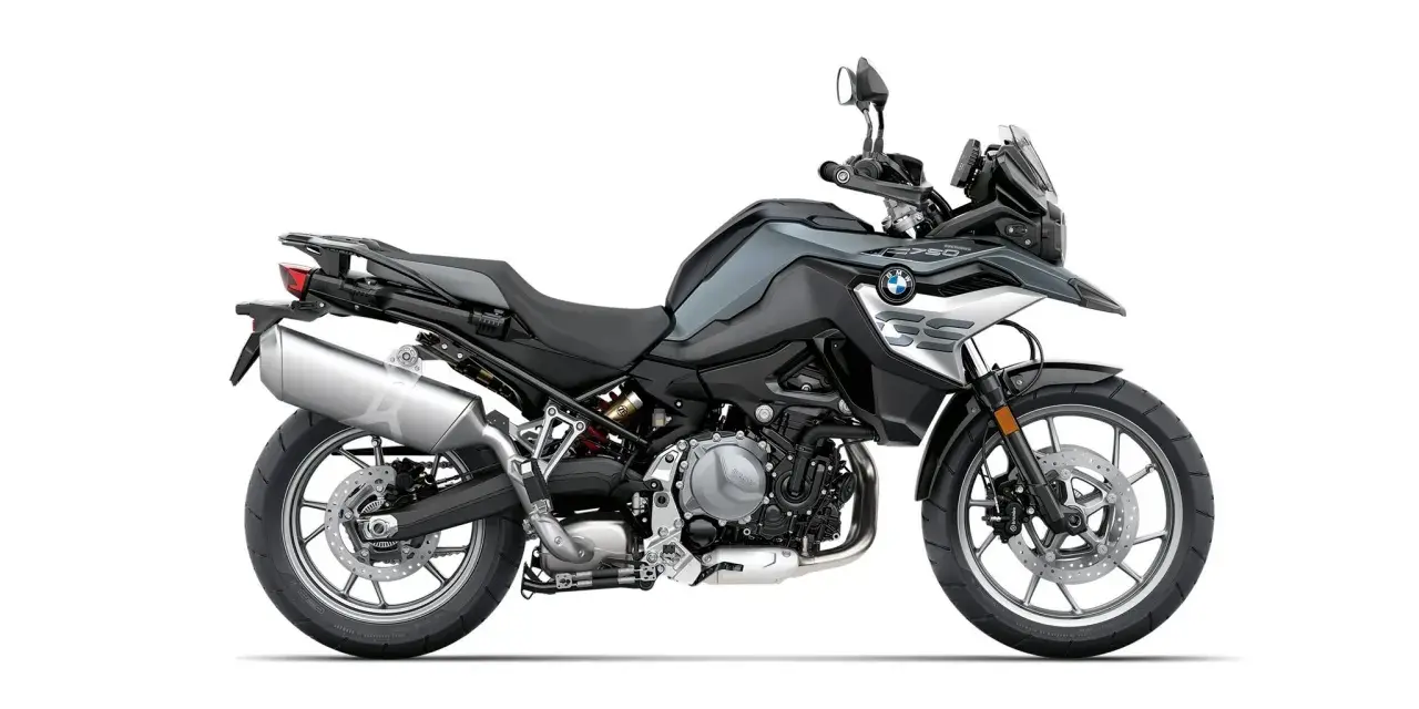 Szary motocykl BMW F 750 GS, gotowy na przygodę. Poznaj jego dane techniczne i ruszaj w drogę!