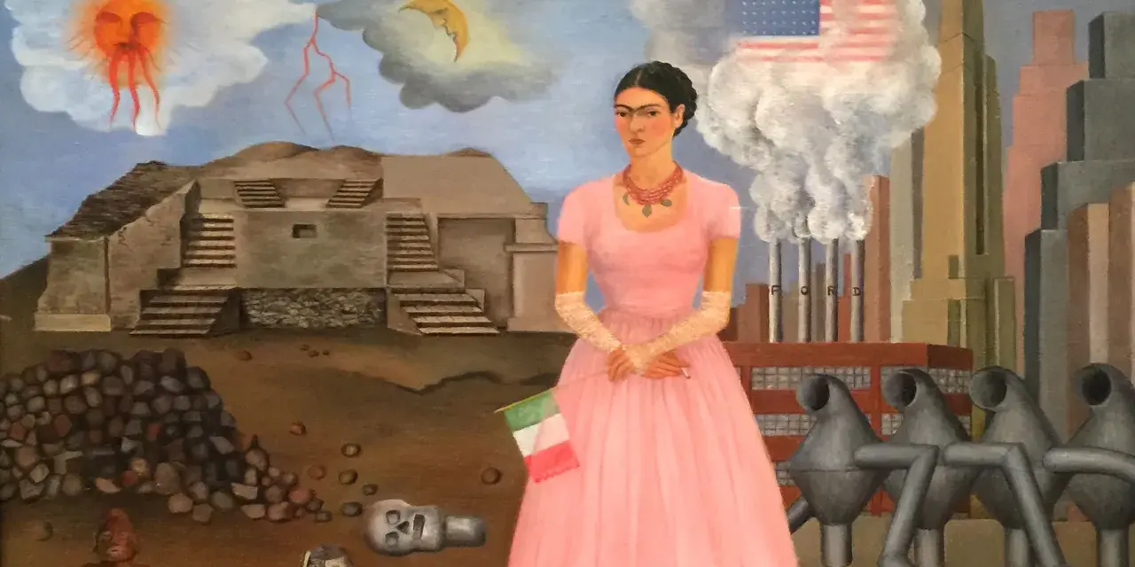 Frida Kahlo w różowej sukni, z flagą Włoch, na tle fabryki Forda i piramidy. Jej niepełnosprawność jest widoczna w jej postawie.