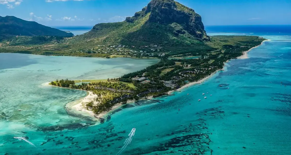Widok na Le Morne Brabant na Mauritiusie. Turkusowa woda, plaże i góry. Czy warto tu przyjechać? Zdecydowanie tak!