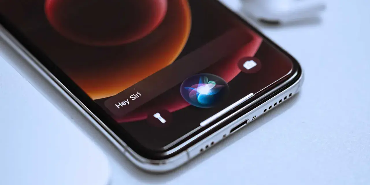 En iPhone visar "Hey Siri" och Siri-ikonen, redo att aktivera röstassistenten.