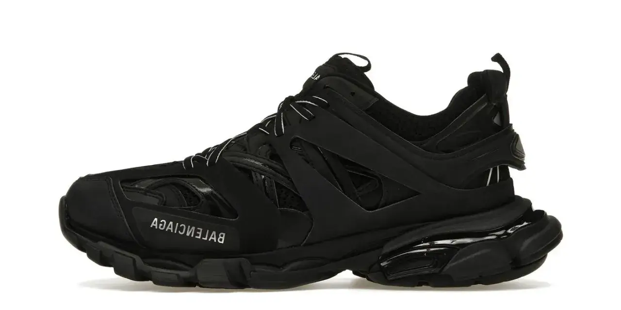 Czarne, masywne buty męskie Balenciaga Track. Wyrazisty design z widocznym logo.