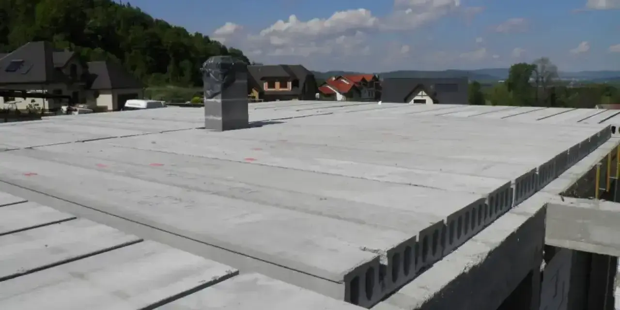 Płyty kanałowe i żelbetowe tworzą nowoczesne rodzaje stropów, gotowe do dalszych prac budowlanych.