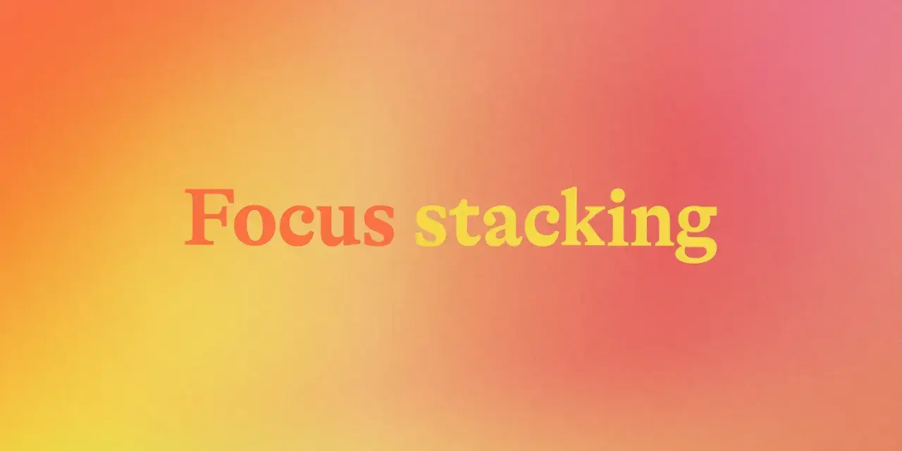 Napis "Focus stacking" na tle gradientu od pomarańczowego do różowego. Technika ta pozwala uzyskać ostrość na całym zdjęciu.