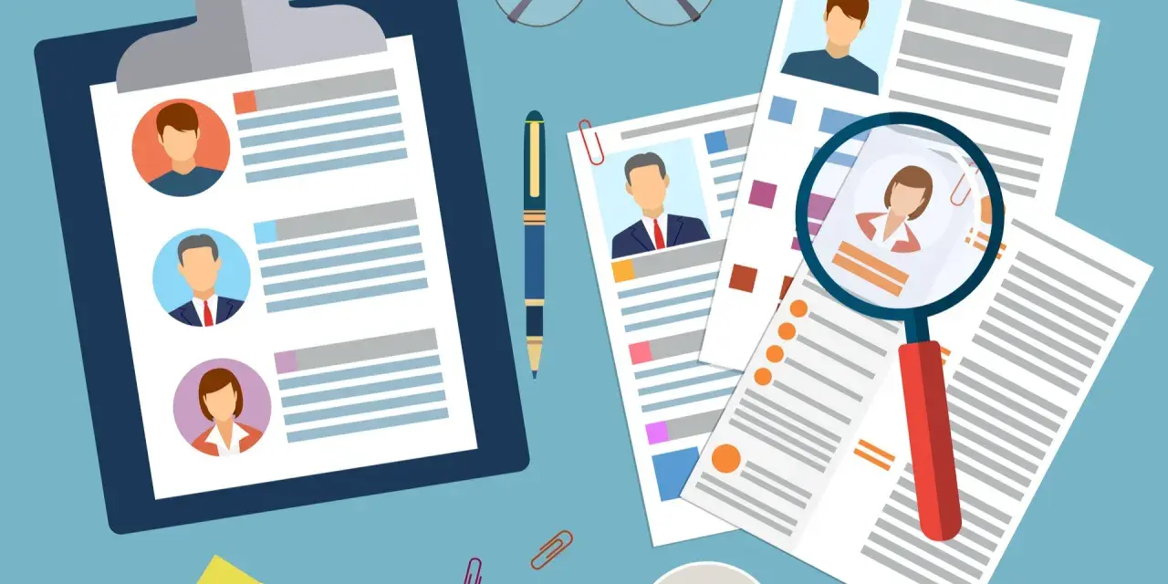 Curriculum vitae e profili di candidati, con una lente d'ingrandimento che esamina i requisiti per uno studente lavoratore.