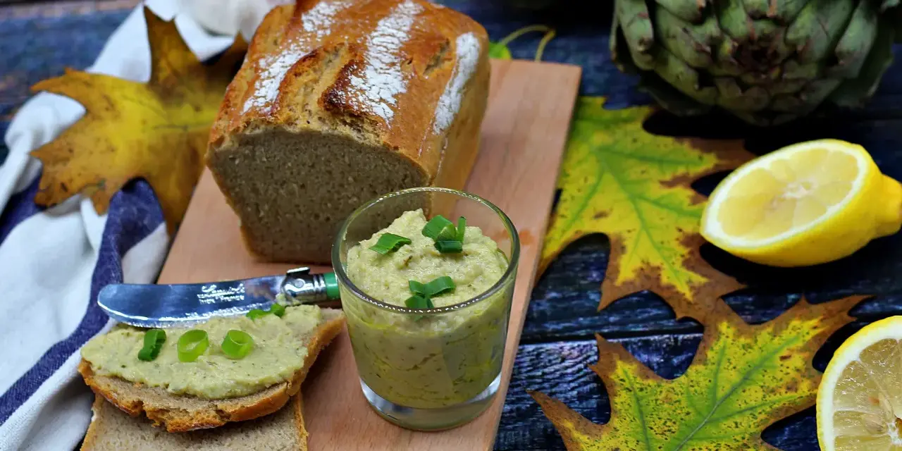 Pesto z karczocha idealne na jesienne kanapki. Podane z chlebem, cytryną i karczochami.